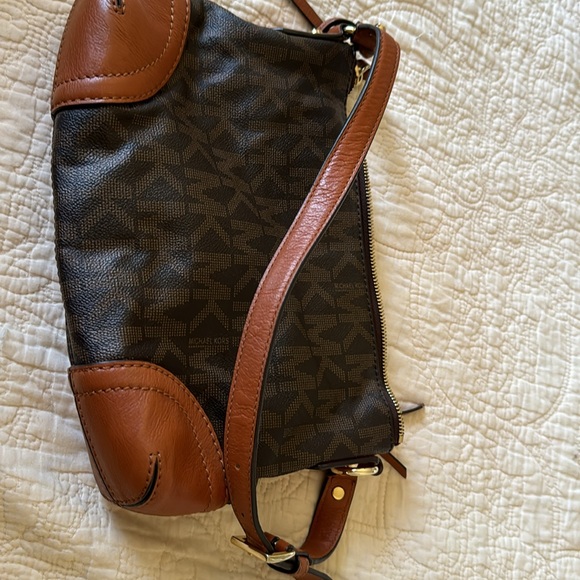 Michael Kors Monogram Signature 2-tone Brown Shoulder Bag w/ Hang Tag Logo Charm - Picture 10 of 10